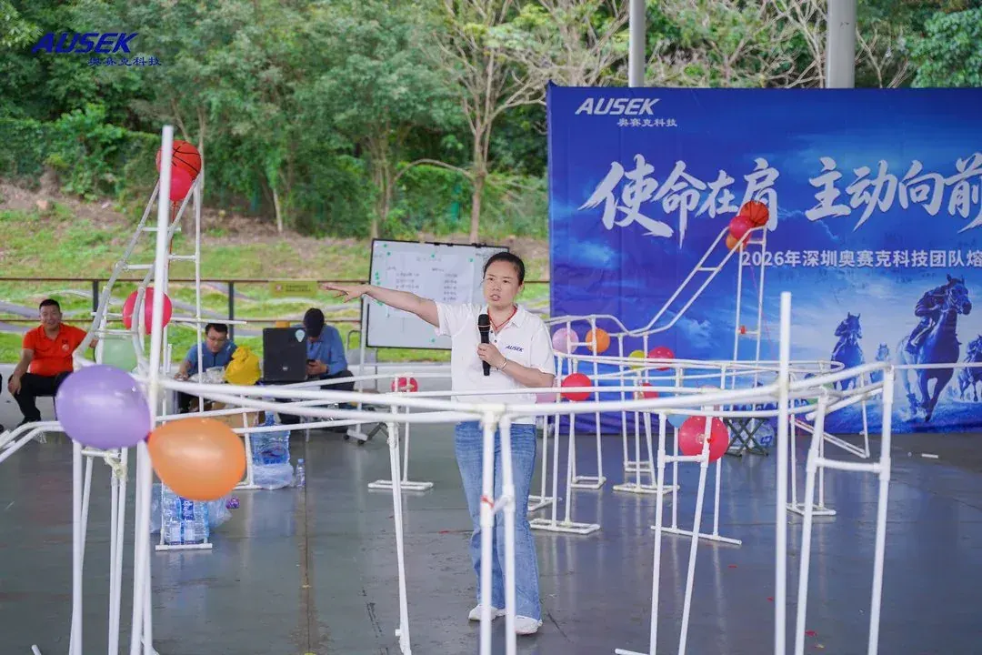 AUSEK跨部门小组搭建过山车模型