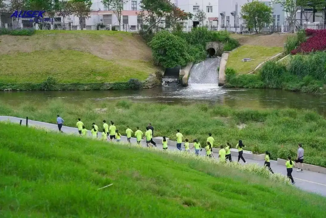 AUSEK团队沿河畔步道晨跑