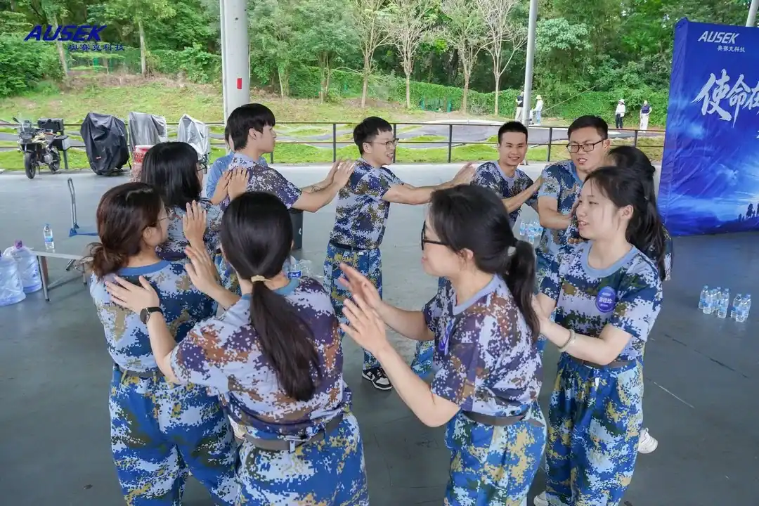 AUSEK员工在原野营地集合