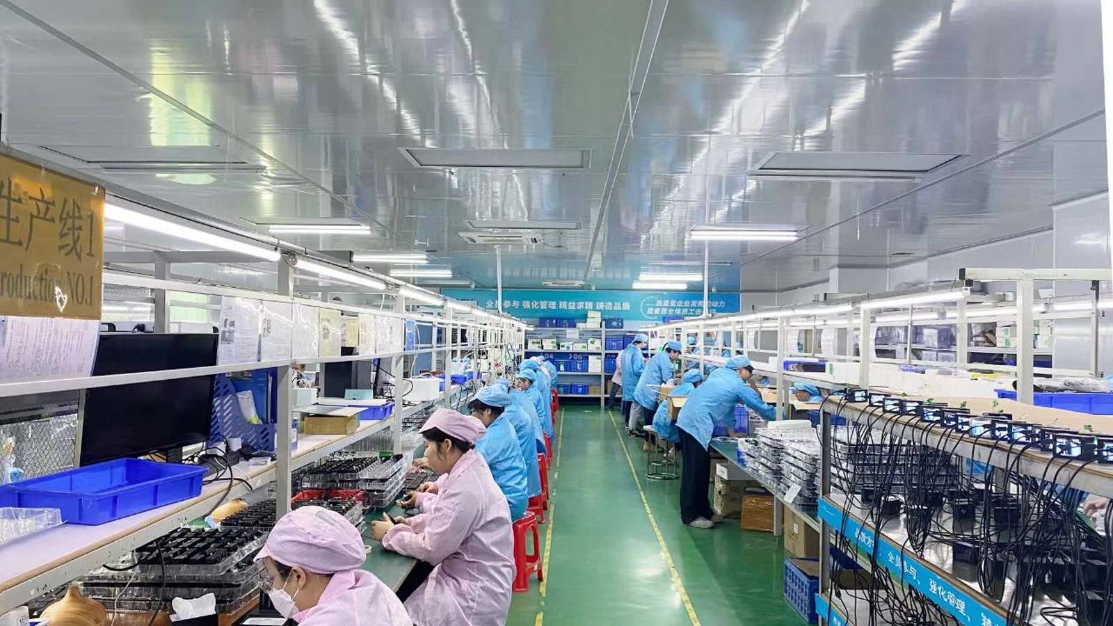 奥赛克摄影摄像产品生产线实拍，工作人员在装配工位进行作业