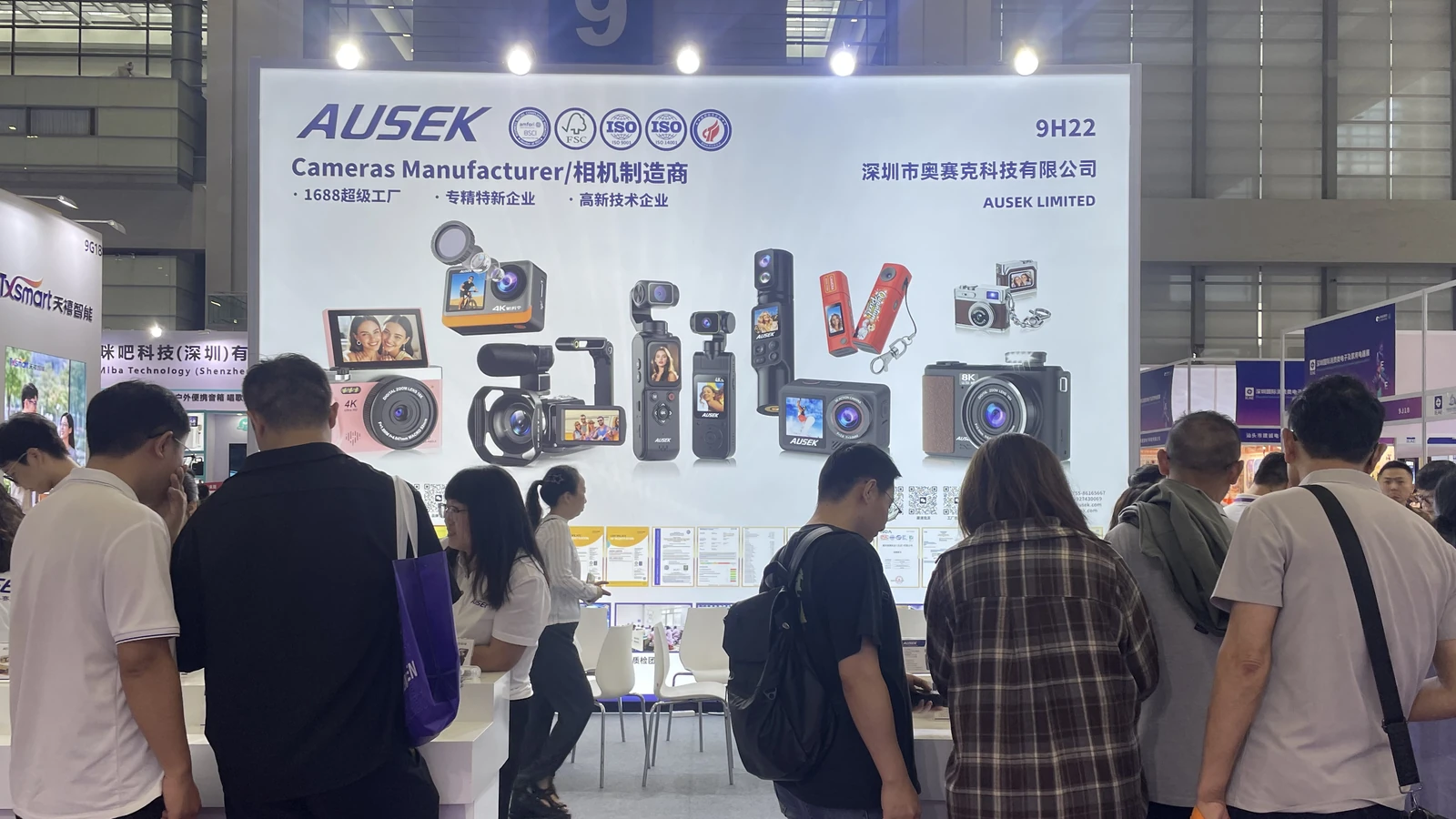 参观者在奥赛克往届展会展位前了解摄影摄像产品