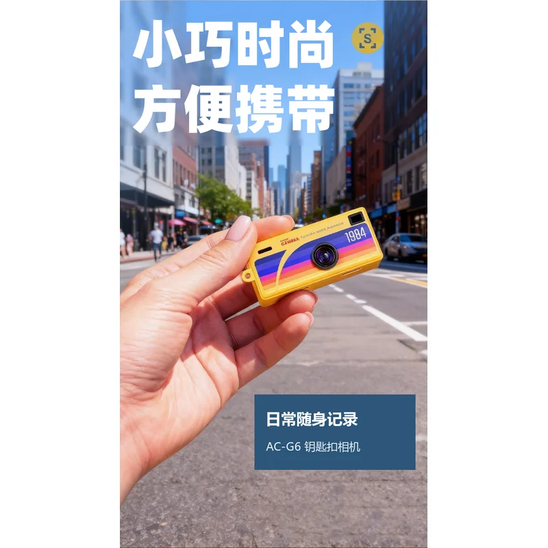 手持黄色AC-G6相机在街头的便携展示 手持黄色AC-G6相机在街头的便携展示