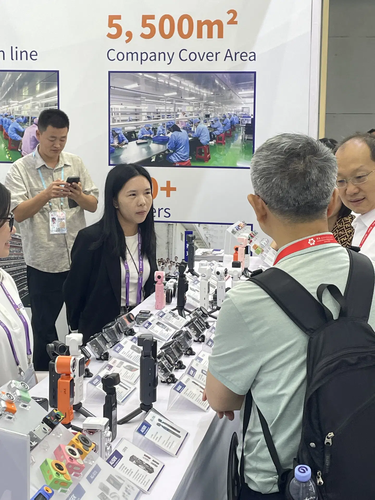 展台交流实拍。