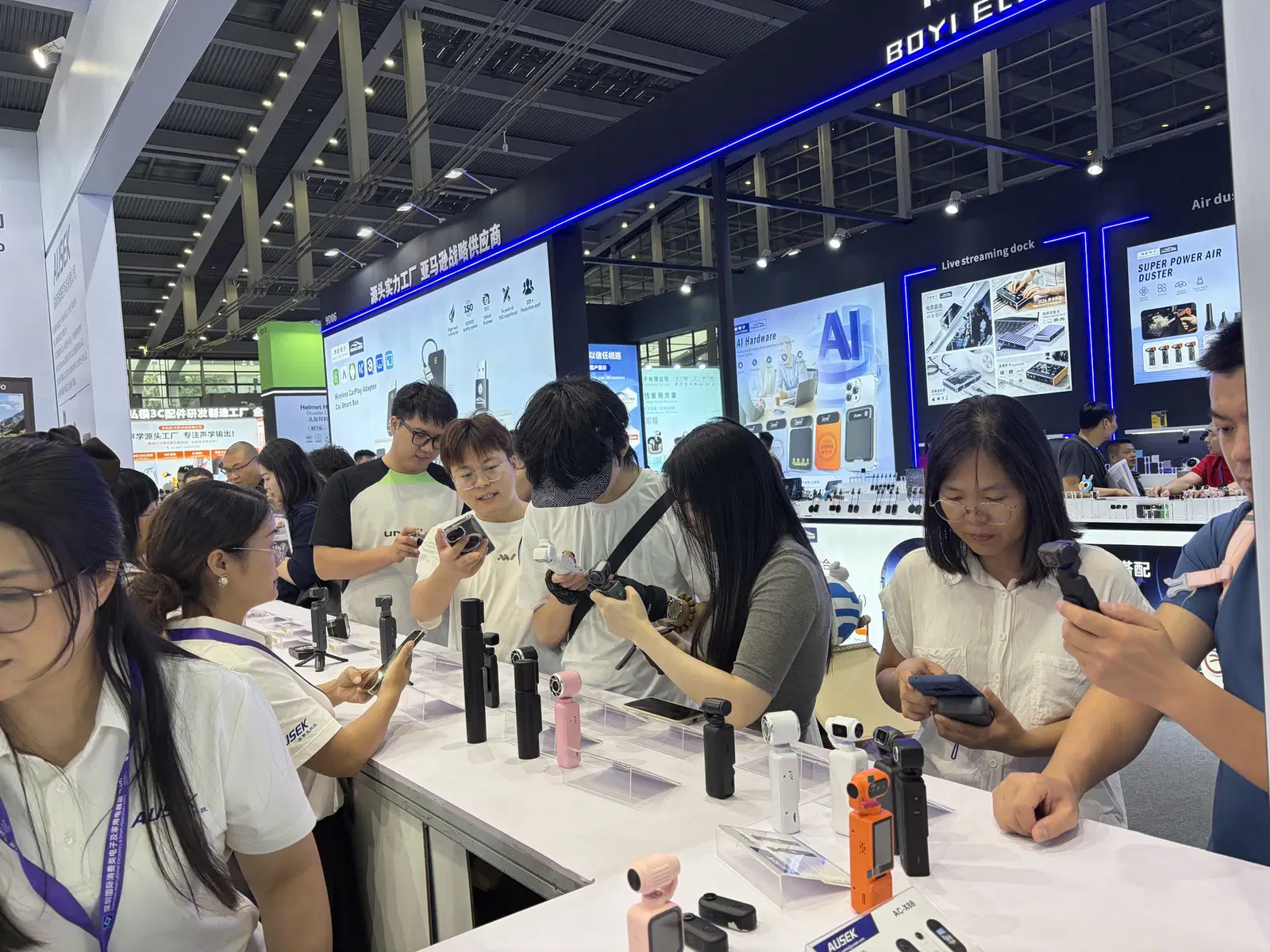 奥赛克展台前，来访者围绕相机展示台体验和交流