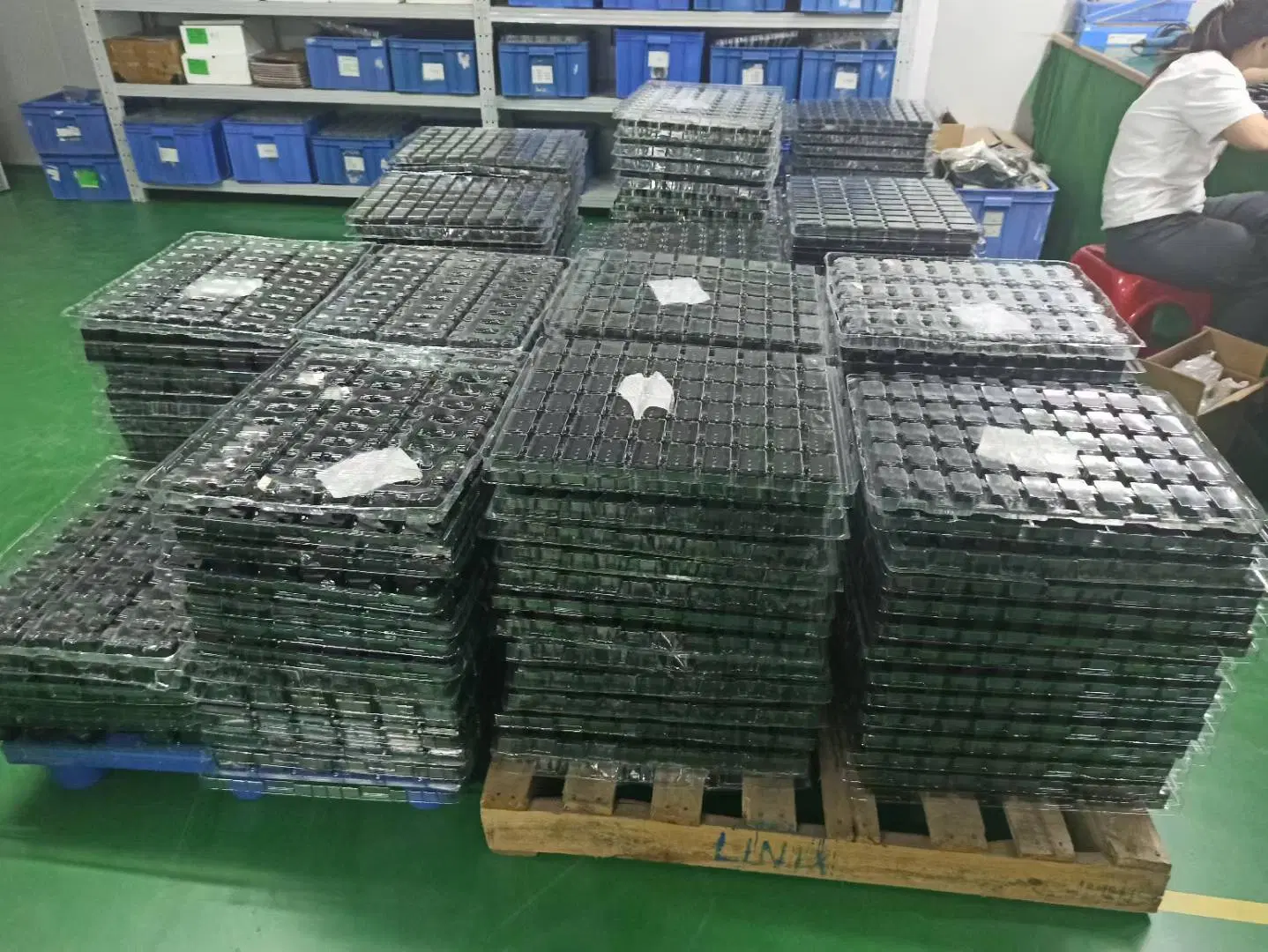 相机产品装入周转托盘后集中摆放