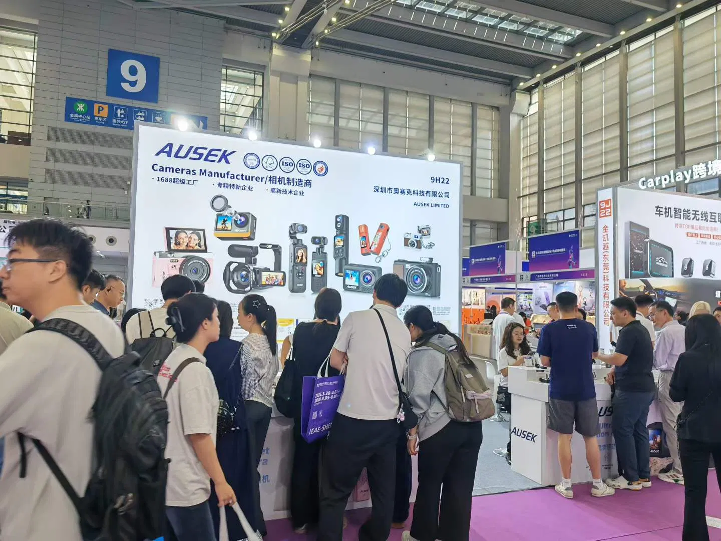 奥赛克展位的相机产品展示与现场交流